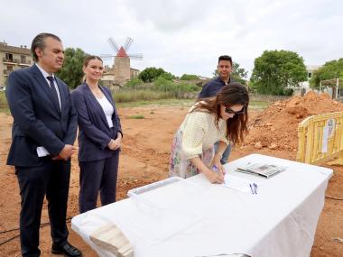 Margalida Fullana, batlessa d'Algaida, signa el document d'inici de l'ampliació del CEIP Pare Bartomeu Pou.