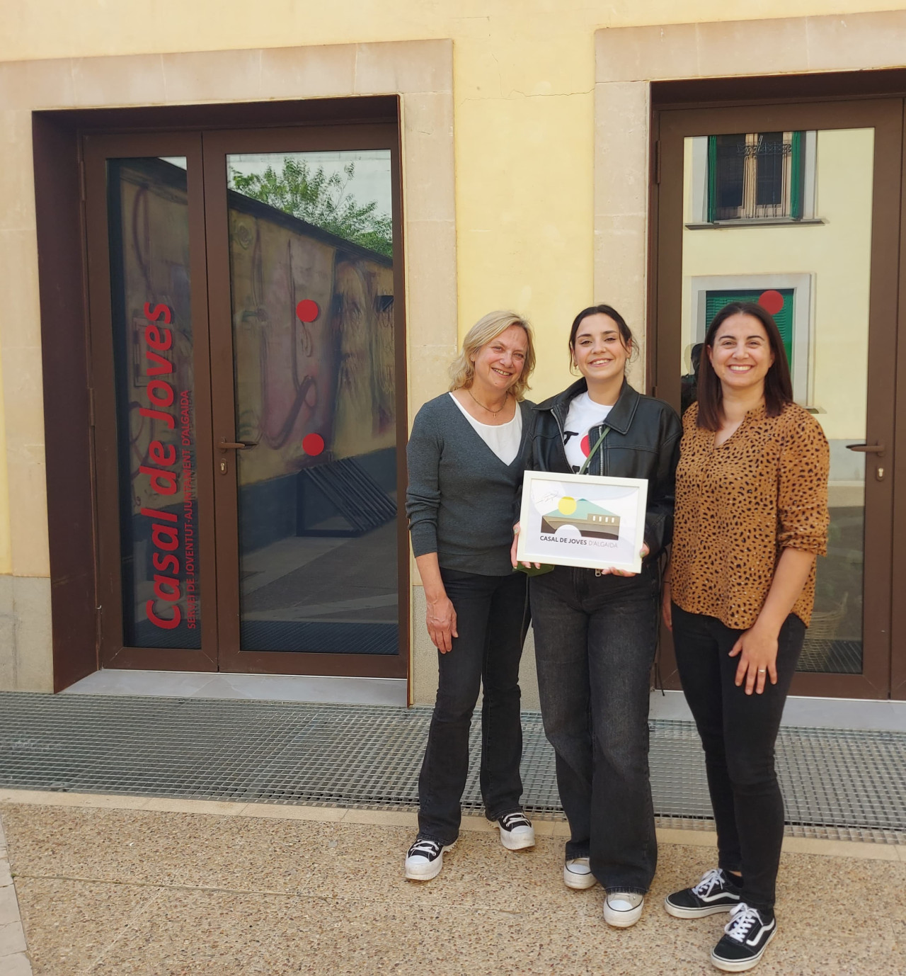 L’Ajuntament d’Algaida ha fet pública la resolució del concurs per escollir el logotip del nou Casal de Joves del municipi. La proposta guanyadora ha estat la presentada per Magdalena Cànaves Amengual, una jove creadora nascuda l’any 2000 i resident a Santanyí.