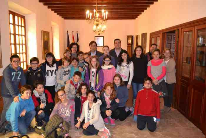 Els alumnes del CEIP Pare Bartomeu Pou visiten l'Ajuntament d'Algaida