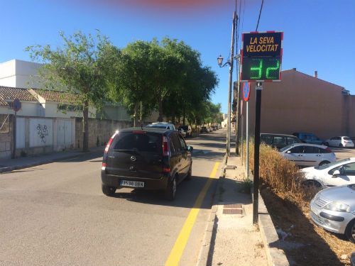 Instal·lat un panell pedagògic limitador de velocitat devora el col·legi