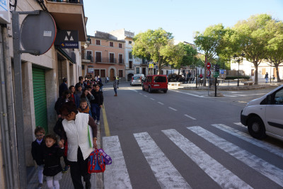 Pas dels nins i nines de camí a col·legi fent ús de les rutes escolars segures