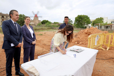 Margalida Fullana, batlessa d'Algaida, signa el document d'inici de l'ampliació del CEIP Pare Bartomeu Pou.